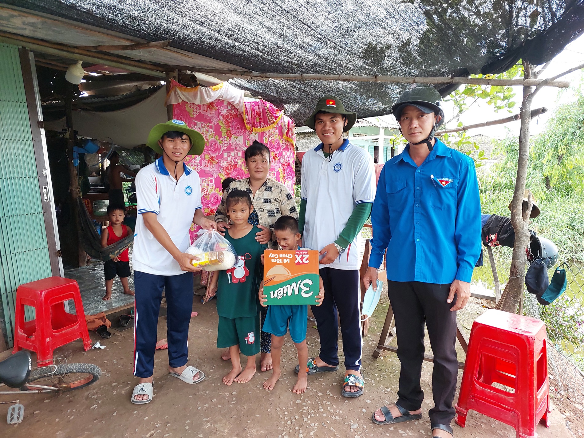 LCH SV KHOA KINH TẾ - LUẬT DUY TRÌ TỔ CHỨC CÁC HOẠT ĐỘNG TÌNH NGUYỆN THƯỜNG XUYÊN TRONG NĂM HỌC 2024 - 2025